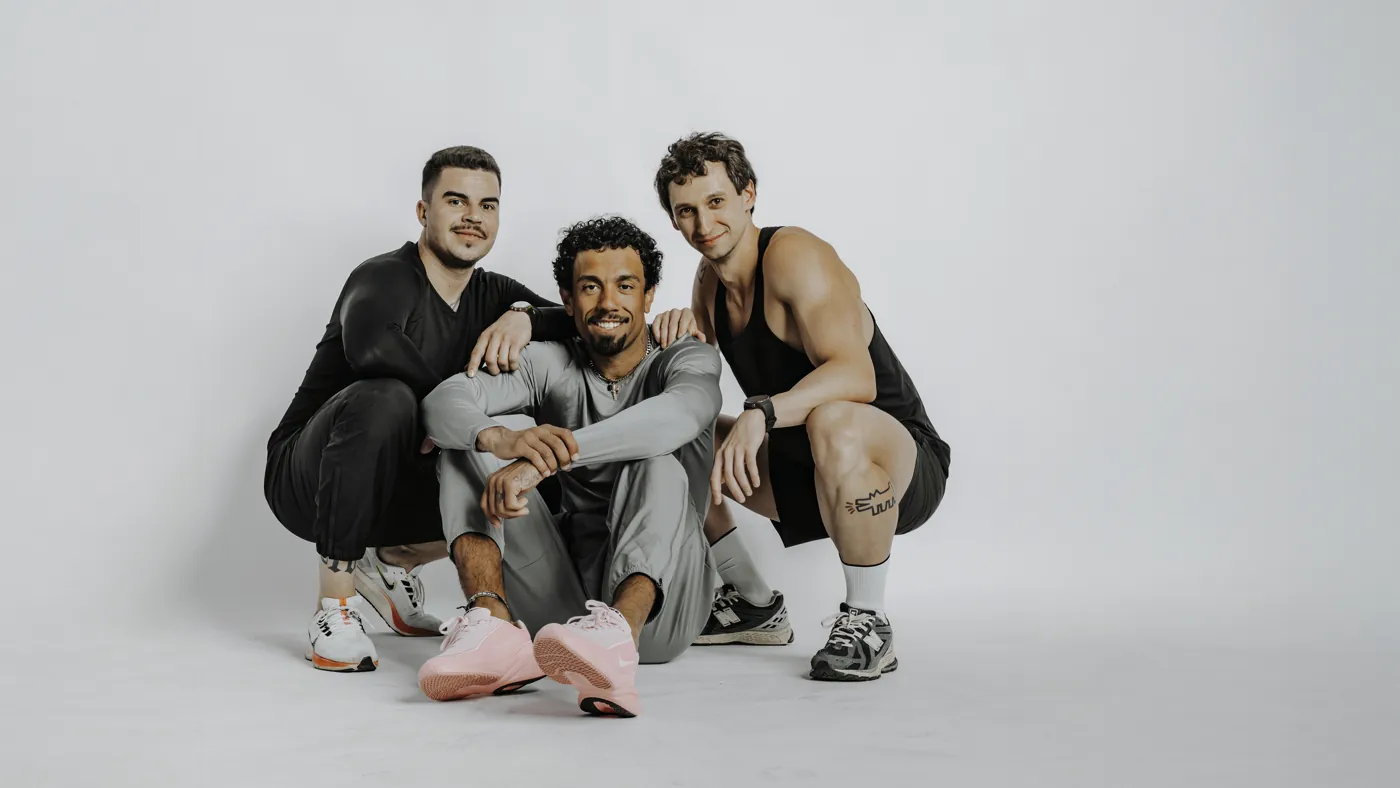 Junior Lomes mit Athleten im Studio in Aschaffenburg